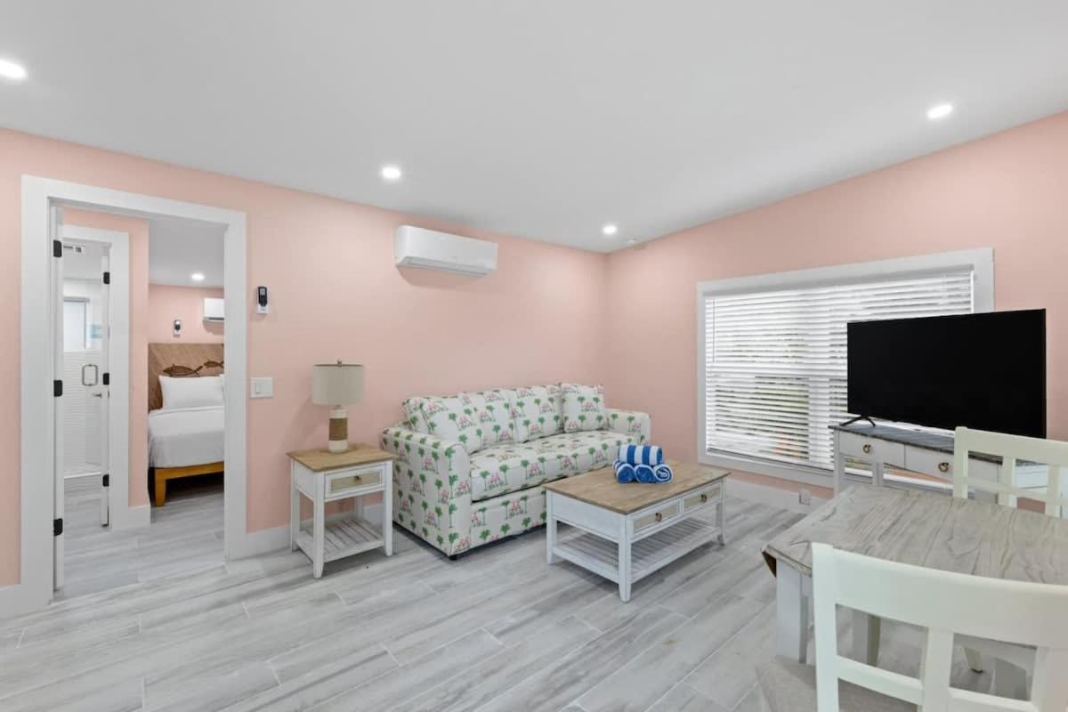 Charming Suite With Balcony And Bikes At Historic Sandpiper Inn Sanibel Kültér fotó