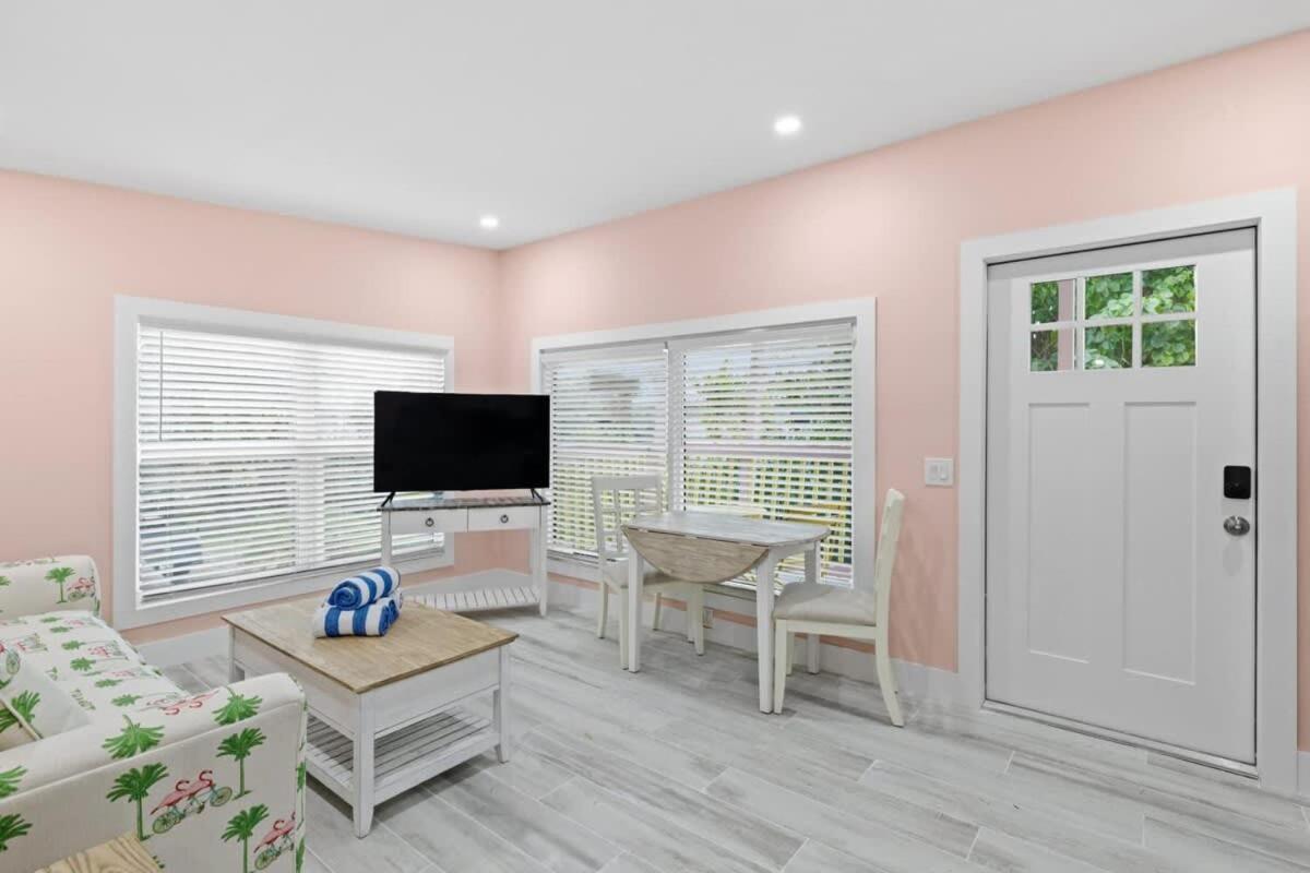 Charming Suite With Balcony And Bikes At Historic Sandpiper Inn Sanibel Kültér fotó