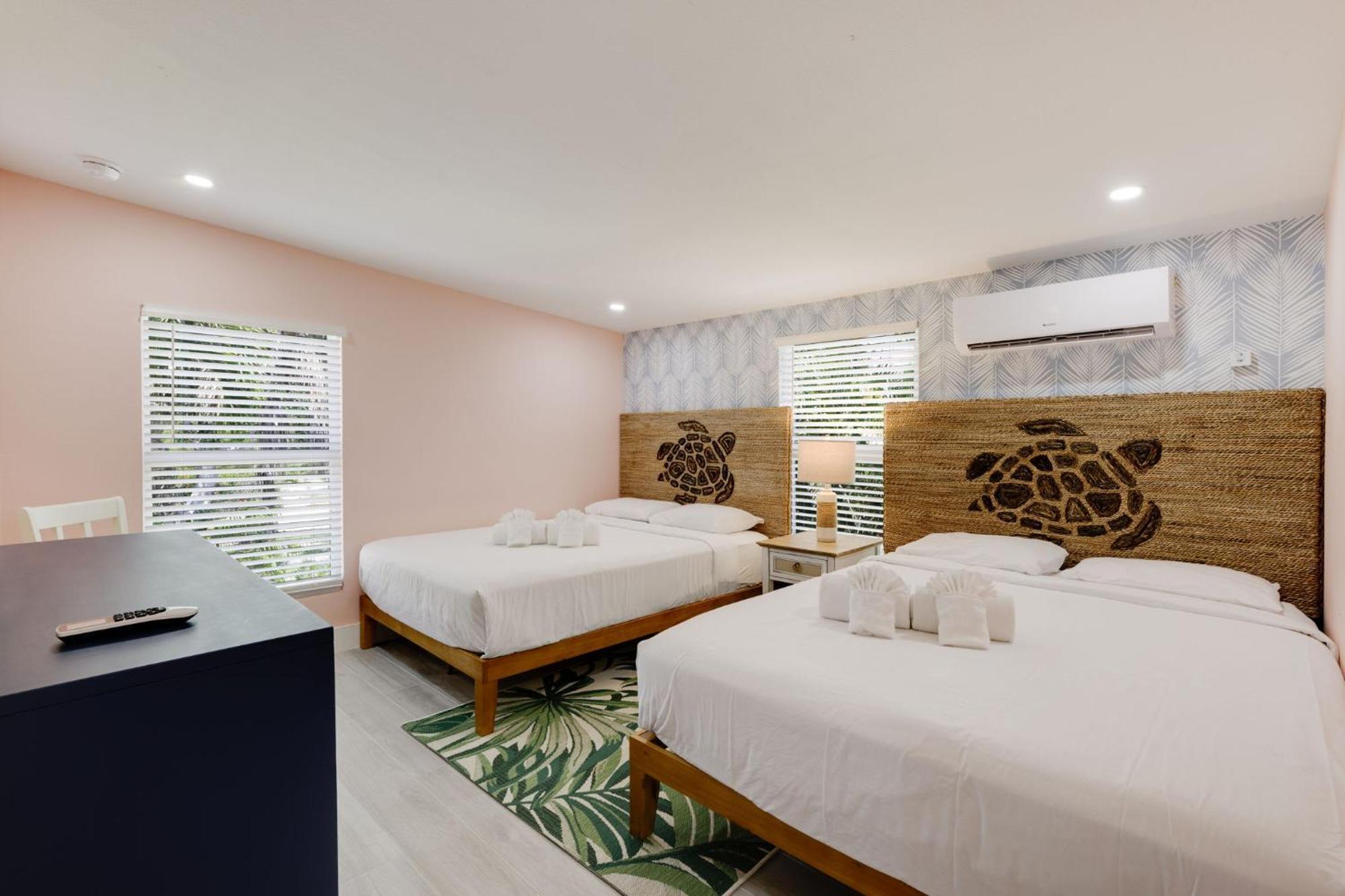 Charming Suite With Balcony And Bikes At Historic Sandpiper Inn Sanibel Kültér fotó