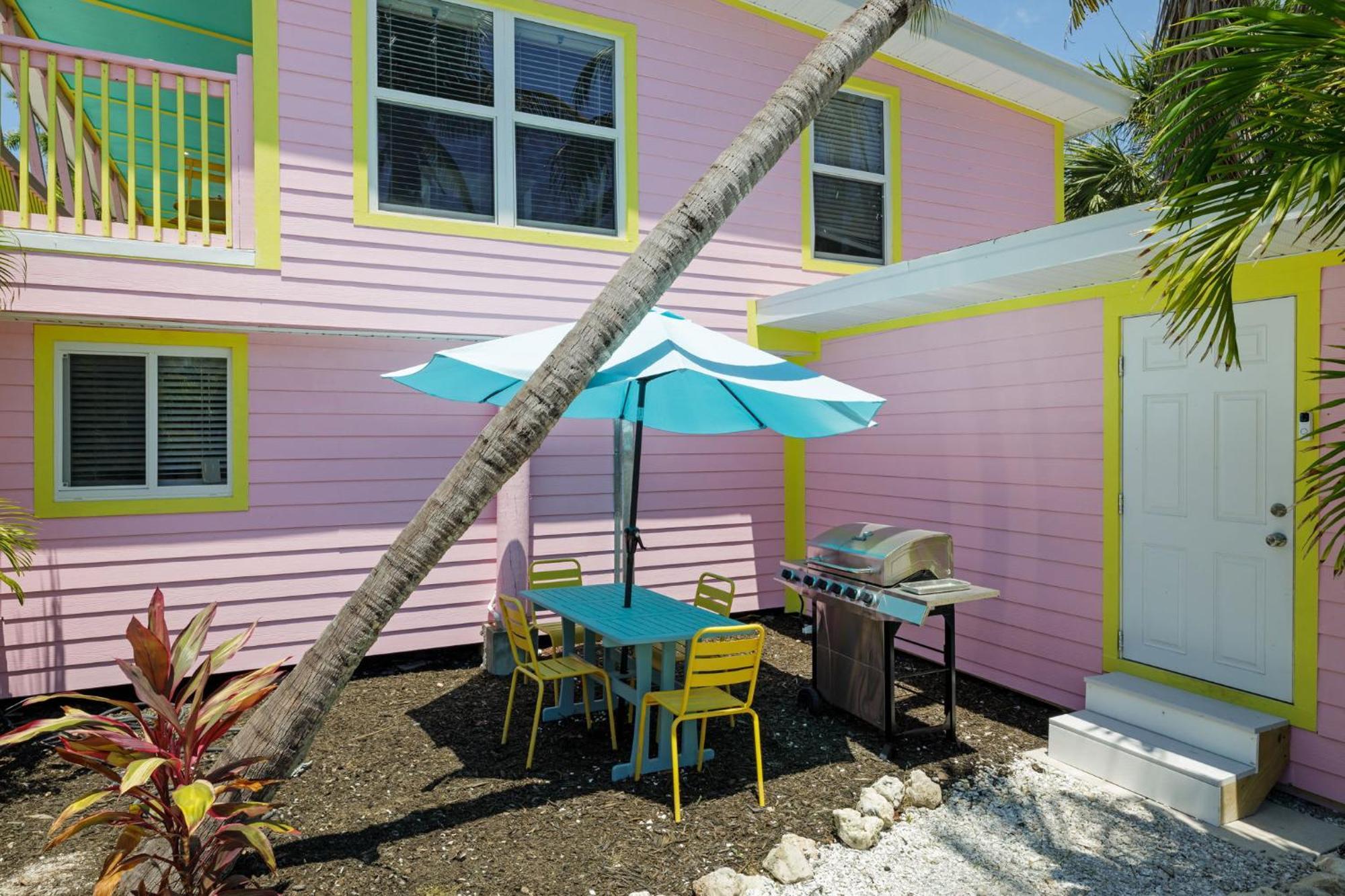 Charming Suite With Balcony And Bikes At Historic Sandpiper Inn Sanibel Kültér fotó