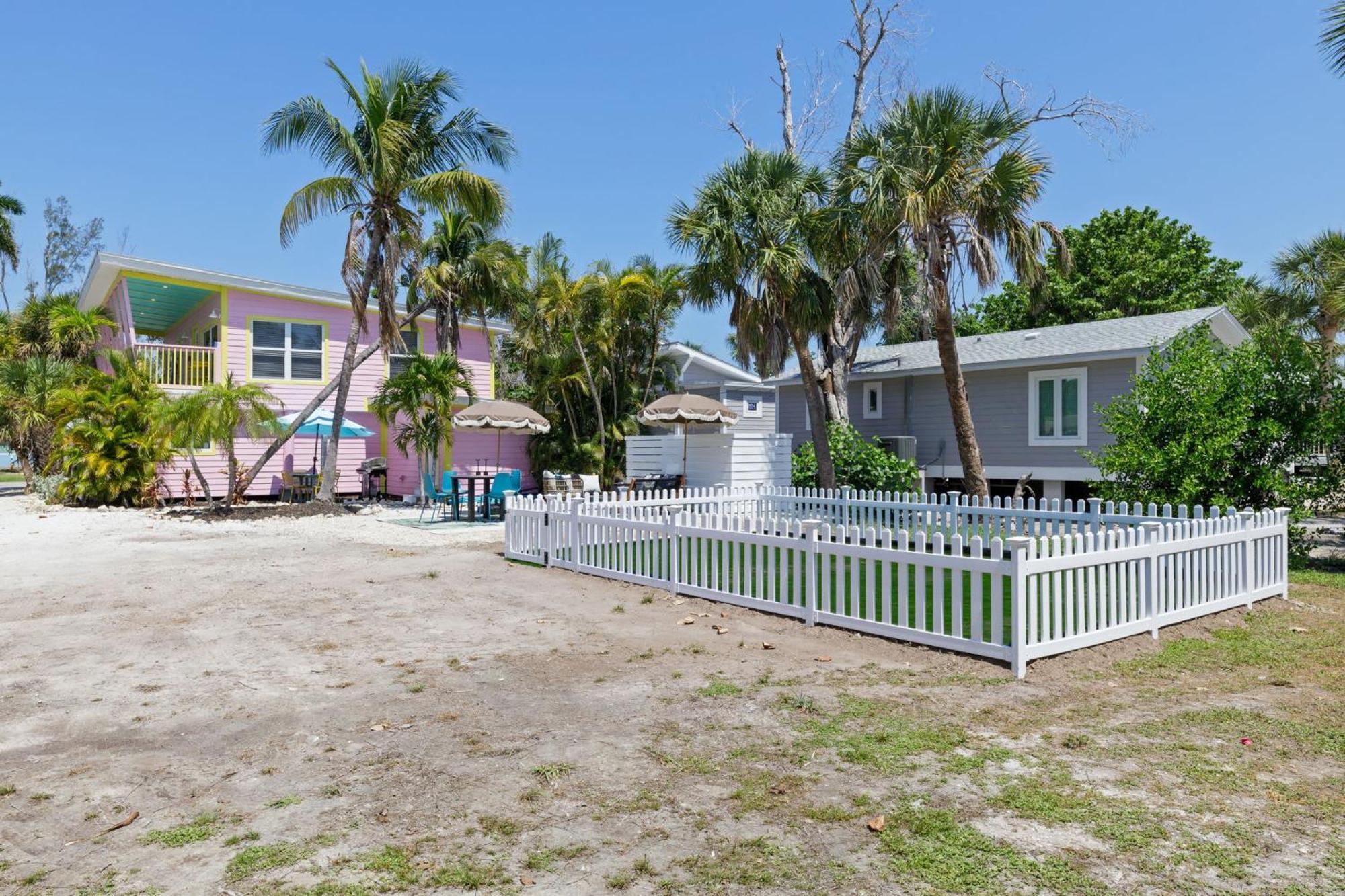 Charming Suite With Balcony And Bikes At Historic Sandpiper Inn Sanibel Kültér fotó