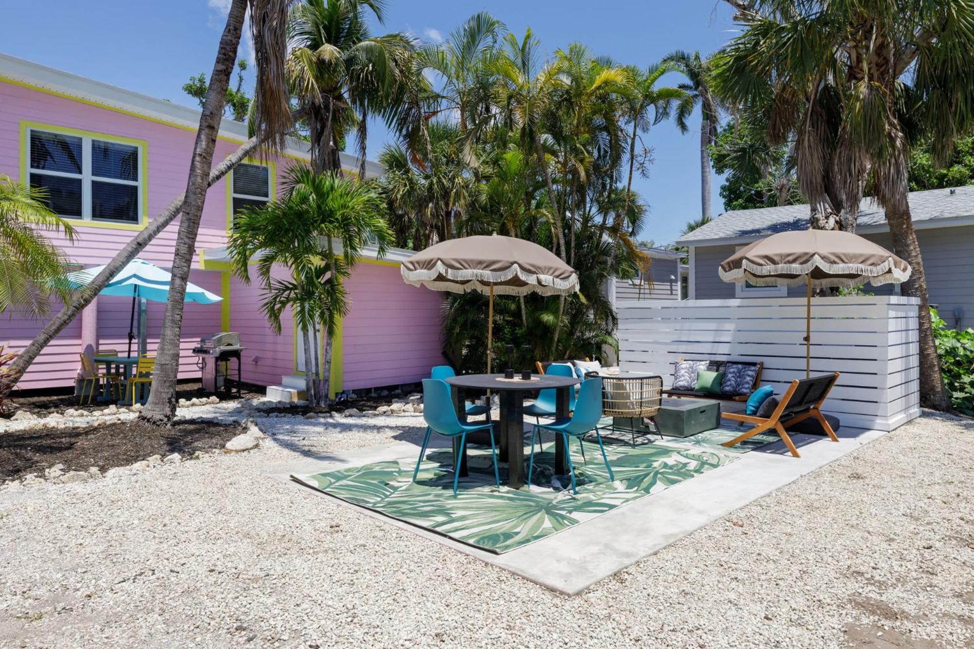 Charming Suite With Balcony And Bikes At Historic Sandpiper Inn Sanibel Kültér fotó
