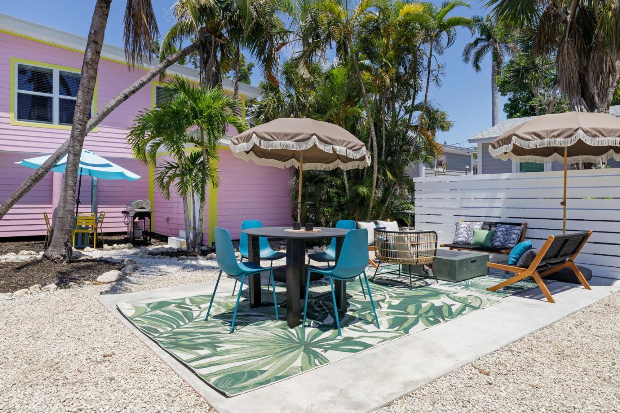 Charming Suite With Balcony And Bikes At Historic Sandpiper Inn Sanibel Kültér fotó